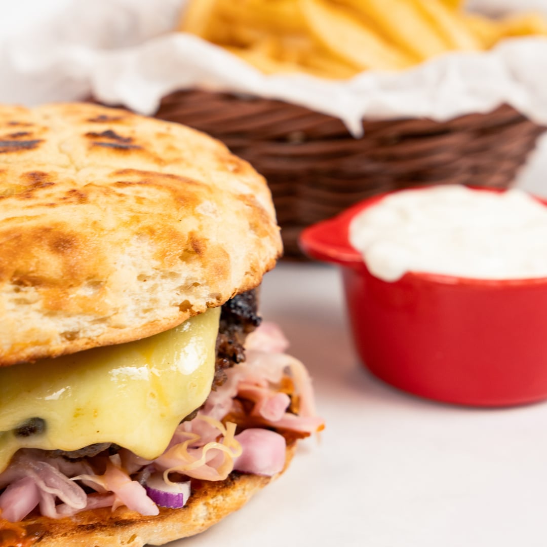 Cheeseburger Casa del Sole cu cartofi prăjiți și sos