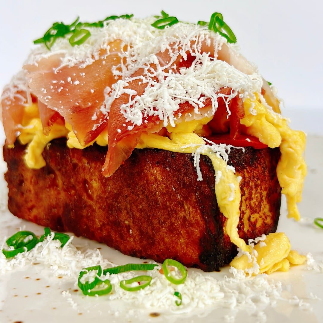 Toast cu ouă și șuncă, pregătit la Casa del Sole