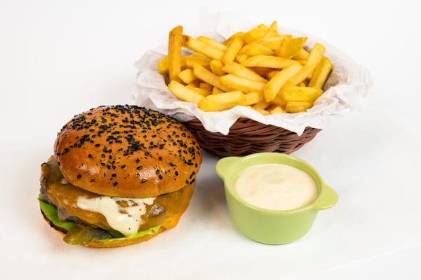 Classic Cheeseburger cu cartofi prăjiți și sos de maioneză