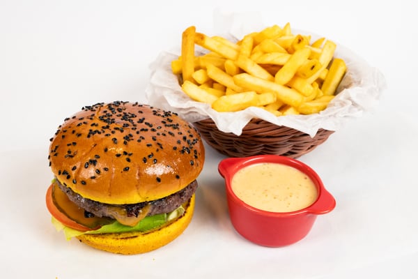 Hangry burger cu cartofi prăjiți și sos sweet chilli aioli