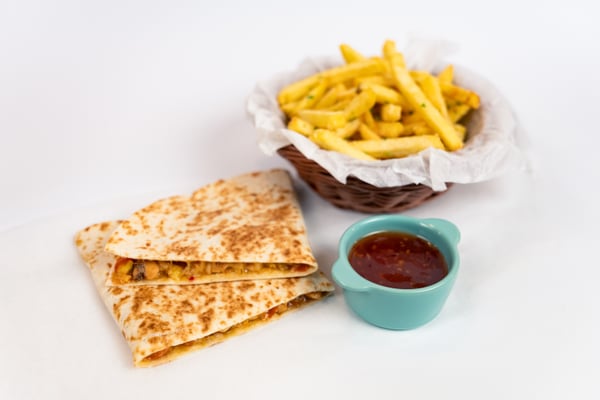 Quesadilla cu piept de pui, cartofi prăjiți și sos dulce acrișor