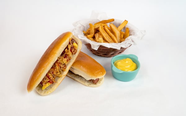 Hotdog cu cârnat de casă, cartofi crocanți și sos de muștar