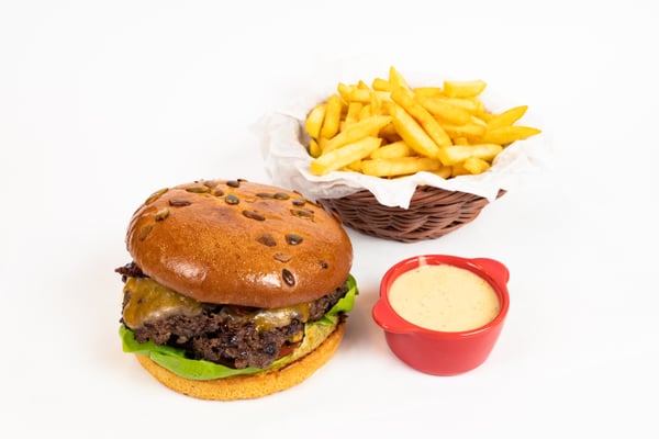 Double smash bacon cheeseburger cu cartofi prăjiți și sos sweet chilli aioli