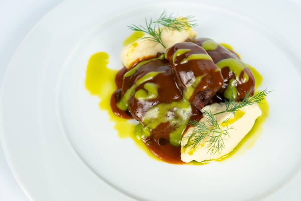 Obrăjori de porc cu piure de țelină, sos demiglace de măceșe și sos acrișor de mărar