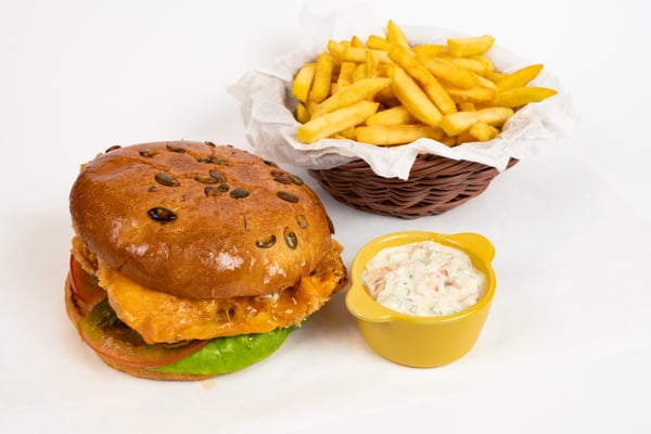 Chicken crunchy burger cu cartofi prăjiți și sos tartar