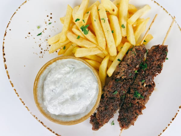 Kebab cu sos tzatziki și cartofi prăjiți