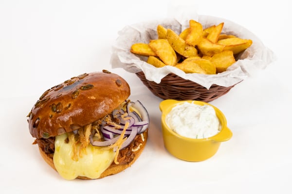 Pulled pork cu cartofi wedges și sos tzatziki