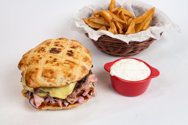 Banat burger, cartofi prăjiți de casă și sos de usturoi