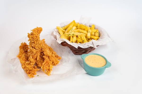 Crispy de pui nepicant, cartofi cu parmezan, sos sweet chilli aioli