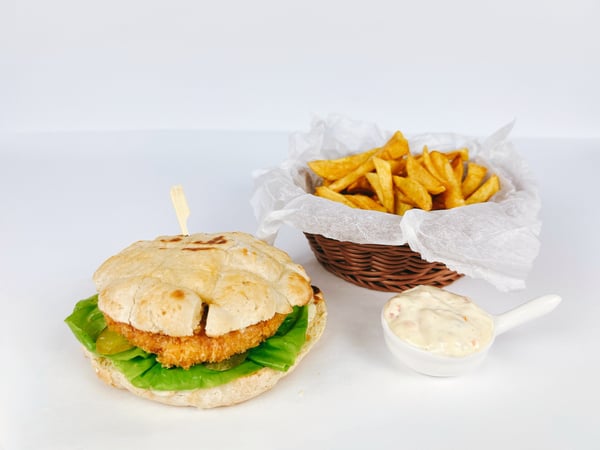 Burger cu parizer prăjit, cartofi pai și sos remoulade