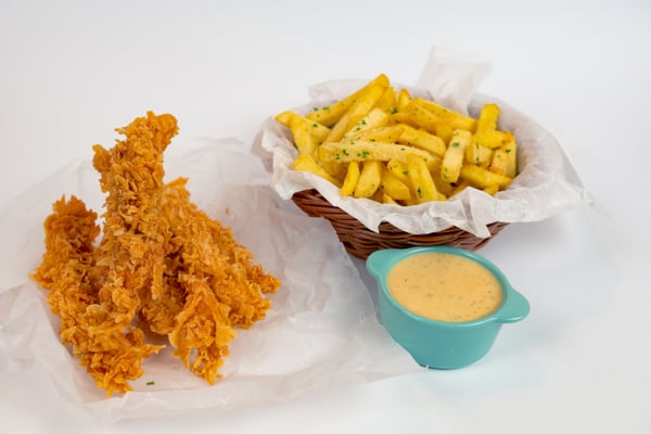 Crispy de pui picant, cartofi cu parmezan, sos sweet chilli aioli