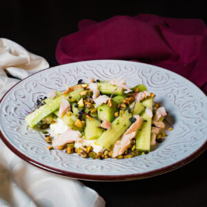 Preparat Castraveciori proaspeți pe pat de ricotta cu păstrăv afumat