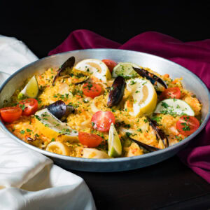 Preparat Paella cu fructe de mare pentru două persoane