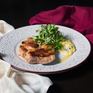 Preparat Ceafă de porc cu ciuspais de dovlecel verde și ierburi aromatice