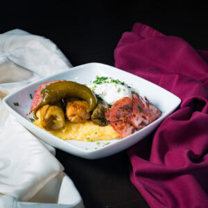 Preparat Sărmăluțe în foi de varză cu mămăliguță și smântână