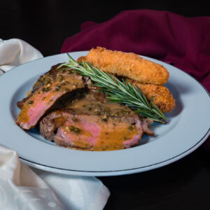 Preparat Antricot de vită spaniolă cu crochete de cartofi aromate și sos de piper verde