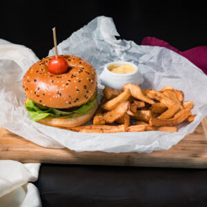 Preparat Burger de vită cu cartofi pai de casă și sos chilli de usturoi