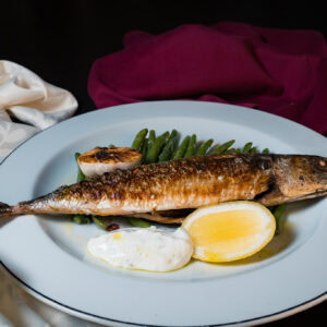 Preparat Macrou la grătar cu sote de păstăi și sos de iaurt