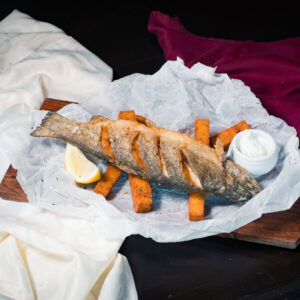 Preparat Păstrăv prăjit cu mămăliguță crocantă și sos de iaurt cu mentă