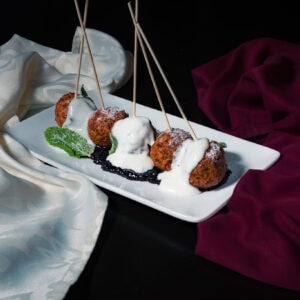 Preparat Papanași cu smântână și dulceață de afine