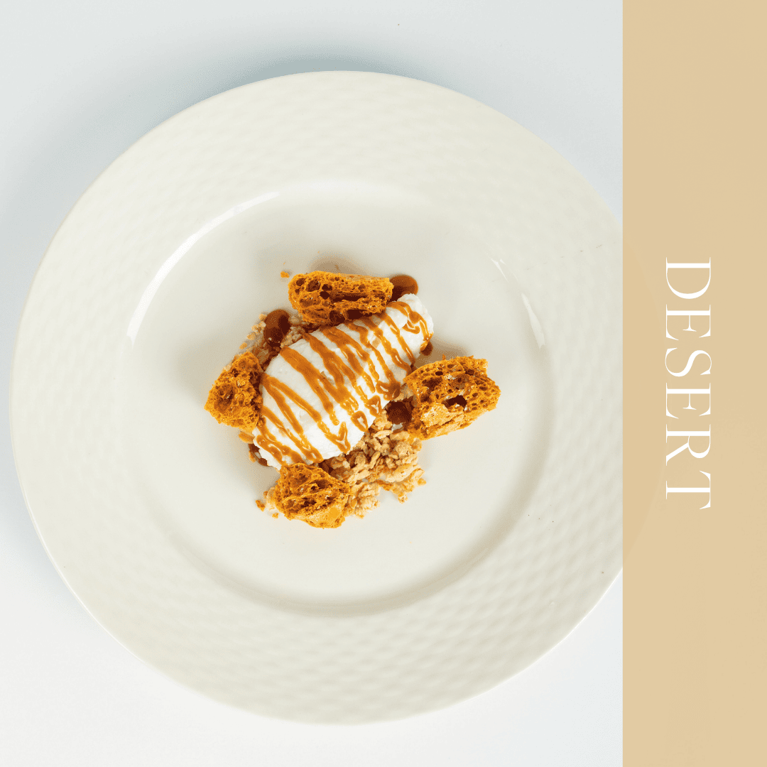 Desert pe farfurie alba: Cremă de urdă și vanilie cu dalgona crocant, crumble de soya și caramel de miso
