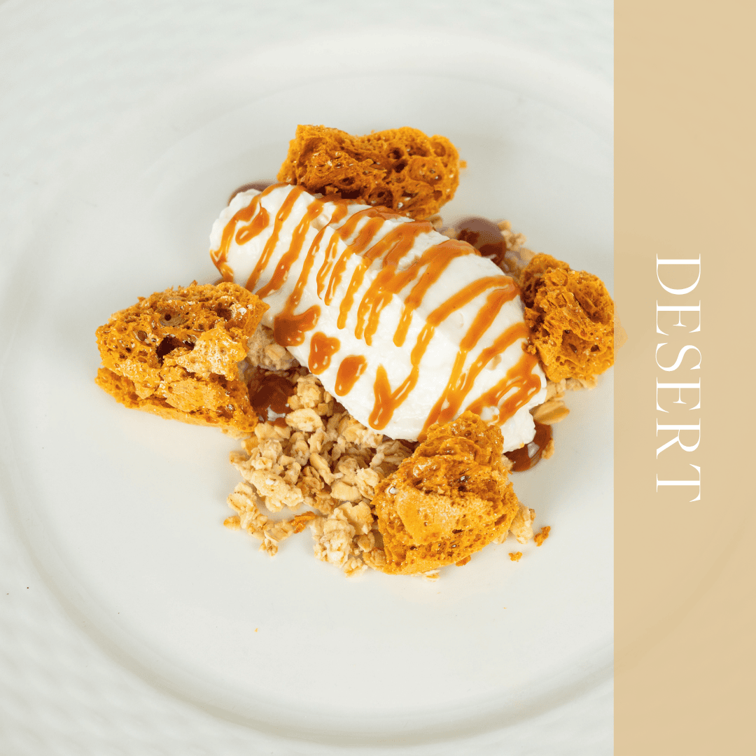 Cremă de urdă și vanilie cu dalgona crocant, crumble de soya și caramel de miso