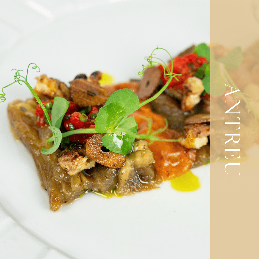 Vânătă afumată cu cremă de roșii, tartar de ardei copt, crumble de nucă, chips de usturoi, ulei de leuștean și ulei picant