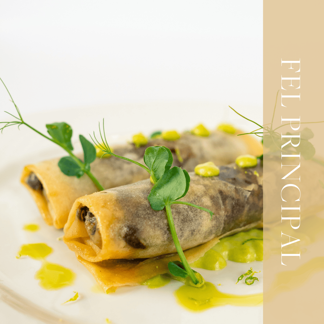 Doua spring rolls cu varză și maioneză de mazăre, pe farfurie