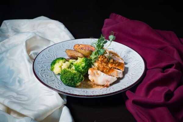 Piept de pui cu cartofi Raclette, broccoli sote și sos demi glace
