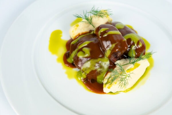 Obrăjori de porc cu piure de țelină, sos demiglace de măceșe și sos acrișor de mărar