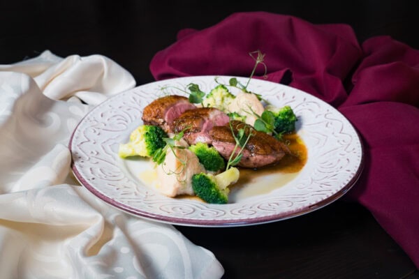 Piept de rață cu piure de țelină, broccoli sote și sos demi glace
