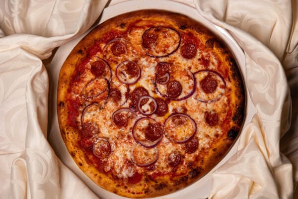Pizza Sausage cu ceapă