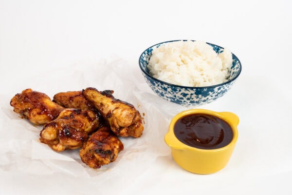 Aripioare de pui în sos BBQ cu orez basmati și extra sos